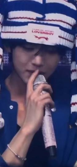 擦去你眼角的泪 别哭了哎呦喂