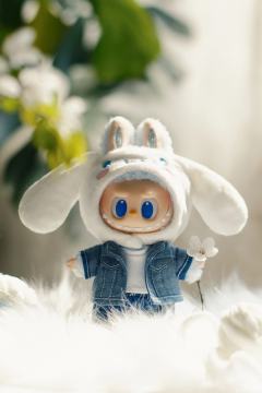 今日份治愈：是樱花、阳光和软萌的Labubu  🌸  ☁️