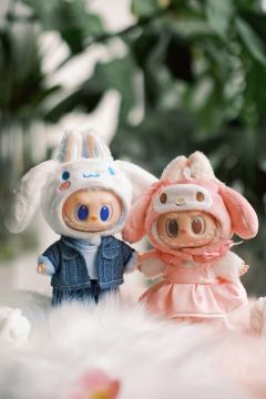 今日份治愈：是樱花、阳光和软萌的Labubu  🌸  ☁️