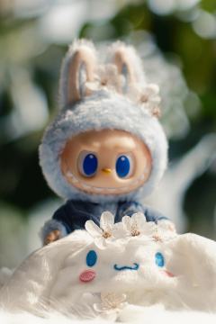 今日份治愈：是樱花、阳光和软萌的Labubu  🌸  ☁️