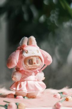 今日份治愈：是樱花、阳光和软萌的Labubu  🌸  ☁️