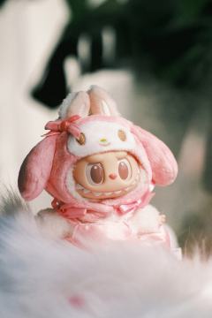 今日份治愈：是樱花、阳光和软萌的Labubu  🌸  ☁️