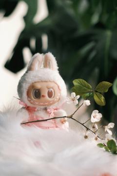 今日份治愈：是樱花、阳光和软萌的Labubu  🌸  ☁️