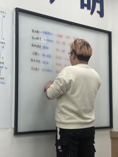 太好了是我喜欢的轻推理重故事能吃瓜的社会派还原！打之前朋友们