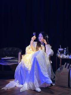这辈子太苦了，来世，我们做一对寻常夫妻，我再也不推开你了。

