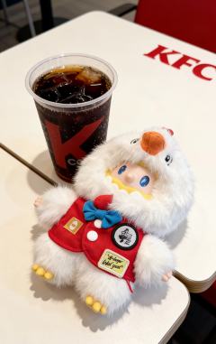 谁懂啊！带着我的肯德基联名BOB来干饭啦🍗
红白配色和KF