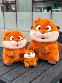 刷到万河狸周边的时候：哦，又一个周边，划过~
两秒后，等等，