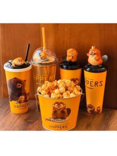 刷到万河狸周边的时候：哦，又一个周边，划过~
两秒后，等等，