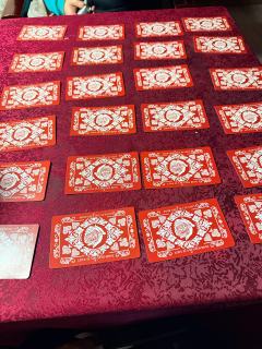 爱是锈蚀的玫瑰，溃烂处生出的永恒，是疼痛与绚烂的共生。
我们