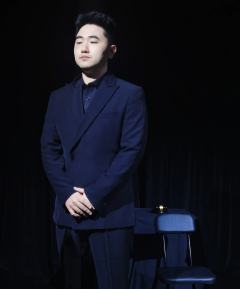 “暴雨之下，是尘封的秘密。”
“迷雾之中，是黑暗的真相。”
