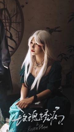 故事发生在玫瑰之城中，城中居民必须要遵守玫瑰之城的规则才能在