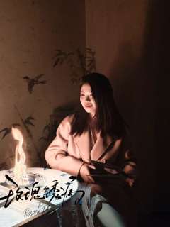 故事发生在玫瑰之城中，城中居民必须要遵守玫瑰之城的规则才能在