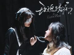 故事发生在玫瑰之城中，城中居民必须要遵守玫瑰之城的规则才能在