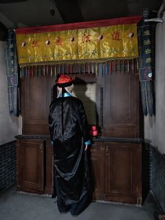 🧟‍♂️做一回湘西赶S人，和僵尸躲猫猫
💡忽明忽暗的灯光