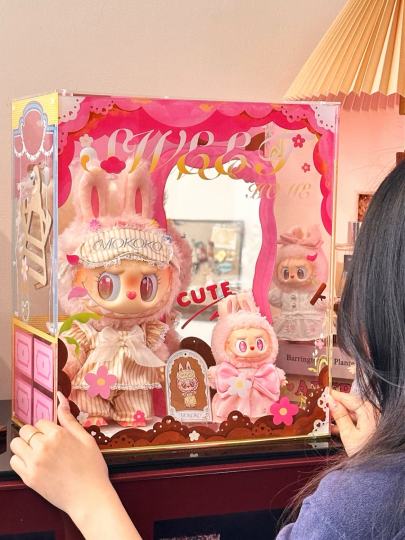 做了两个挂钩可以挂衣架和小枕头噢～mokoko就可以实现站着入睡啦！