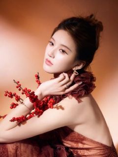 赵露思,1998年11月9日出生于四川省成都市,中国内地女