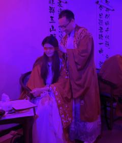 情字困住了我 非死不能够逃脱
莫笑我 太疯魔
“以金粉覆面，