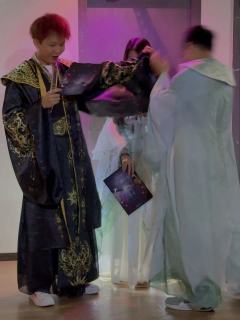 情字困住了我 非死不能够逃脱
莫笑我 太疯魔
“以金粉覆面，