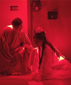 情字困住了我 非死不能够逃脱
莫笑我 太疯魔
“以金粉覆面，