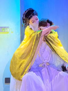 情字困住了我 非死不能够逃脱
莫笑我 太疯魔
“以金粉覆面，