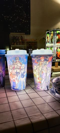 两款唱片都有了。卡牌的boss款和主角团款都有了。吧唧的主角