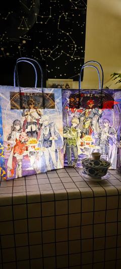 两款唱片都有了。卡牌的boss款和主角团款都有了。吧唧的主角