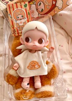 白皮搭衣服妥妥儿就是萌物
加个假发就更更更好看了～

原娃也