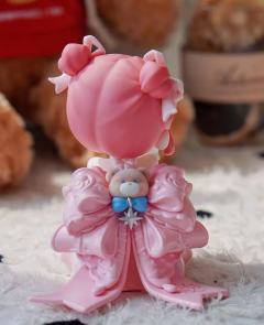 看背影猜猜是谁✨
粉粉的蝴蝶结丸子头，藏着软乎乎的小熊崽～
