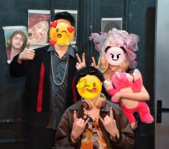 爱 像镜子里自己的脸
当 越靠近越看不完全

《流氓叙事》�