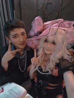 爱 像镜子里自己的脸
当 越靠近越看不完全

《流氓叙事》�