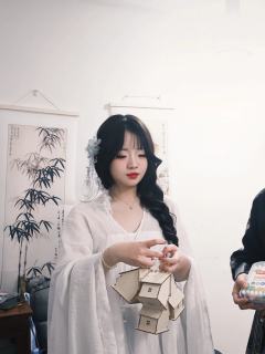 《草芥》
无涯初试裂胡霜，十四从戎入大荒。
未灭天骄何顾返，