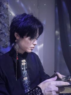 《草芥》
无涯初试裂胡霜，十四从戎入大荒。
未灭天骄何顾返，