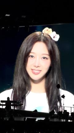 刚刚不小心被蜜蜂蛰了...半边脸都肿了还有点发紫...查了一