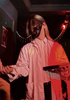 爱是一场肆意蔓延的🌹锈病,
你是选活着，还是和我一起烂在爱