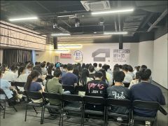 推荐理由：夫妻档讲脱口秀，配合默契笑料不
演员很有梗，包袱挺