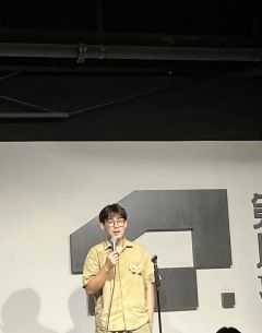 推荐理由：夫妻档讲脱口秀，配合默契笑料不
演员很有梗，包袱挺