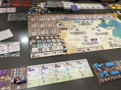 背景:
公元前221年,战国被秦始皇统一,他着手对中国社会和