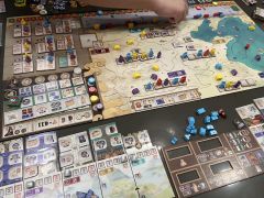 背景:
公元前221年,战国被秦始皇统一,他着手对中国社会和