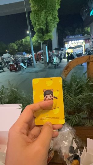 抽了7个散盒，都没有抽到蜜桃妹妹，分别抽到了2榴莲2苹果1荔枝1草莓。最后不死心端盒了，呜呜呜呜亲身的香蕉妹妹，她在我拆到第五个的时候就这么出生了，太激动！