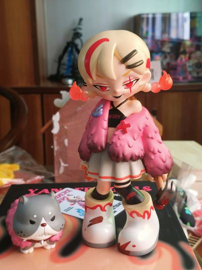 这款实物居然比官图还好看！官图正面看着衣服厚胖宽粗，拿到实物才知道原来火爆的大衣里藏着轻薄性感的小吊带和校园感的小裙子，擦出激烈的火花，半透明质感的辫子在逆光下映出熊熊烟火燃起情绪的气场！可惜这款这么