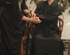 “初弦。杀人，究竟是什么感觉。” 
“当你的身后站着一个人的