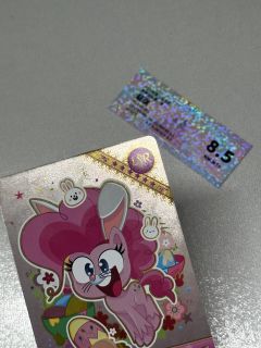 好疑惑，我女儿说这评级卡是假的？
（看图四，五对比）直播间抽