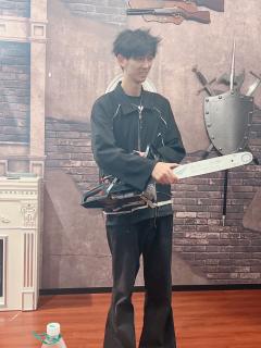 你相信鬼神之说吗？
乾坤朗朗，尽是魍魉，
你看见了吗？

店