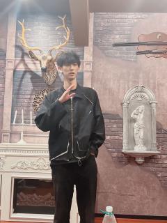 你相信鬼神之说吗？
乾坤朗朗，尽是魍魉，
你看见了吗？

店