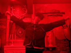 你相信鬼神之说吗？
乾坤朗朗，尽是魍魉，
你看见了吗？

店