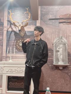 你相信鬼神之说吗？
乾坤朗朗，尽是魍魉，
你看见了吗？

店