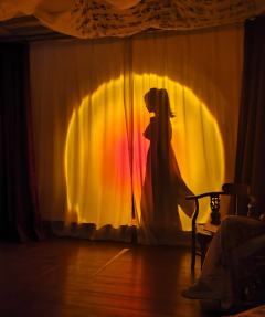 “东风夜放花千树，更吹落、星如雨。”
体验剧本：《江湖夜雨十