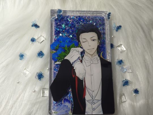 角色是《忧国的莫里亚蒂》里的夏洛克·福尔摩斯，壳子是13×7.5的壳子，接白菜流麻定制，价格在橱窗。可以来闲鱼找我，全网同名，主要在B站发视频