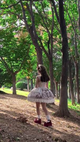 熊熊古堡这腰线收得也太深得我心了吧？！往那一站就像一个洋娃娃一样