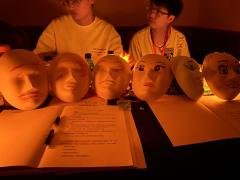 整个故事围绕着一对叫“吉祥”和“如意”的大头娃娃展开，奠定了